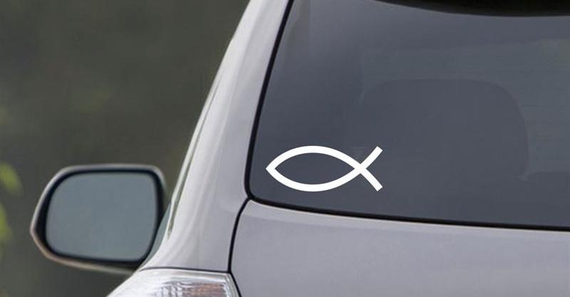 Ryba nalepka na auto Čo znamená symbol ryby na autách? Čo očakávať od takých vodičov?