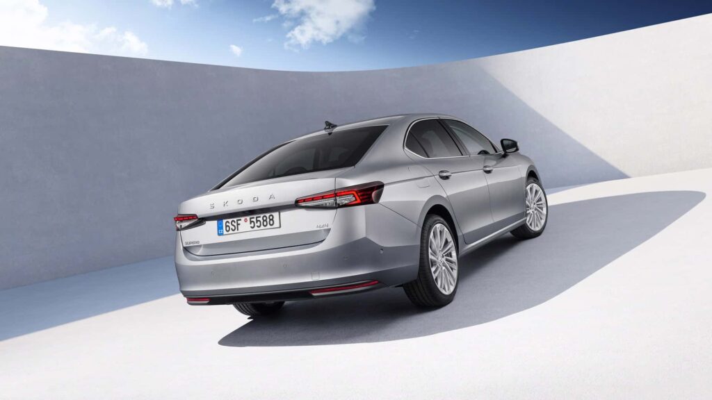 Skoda Superb 10 Nová Škoda Superb: dostupná v karosárskych verziách liftback a combi s motormi TSI a TDI aj vo verzii 4x4