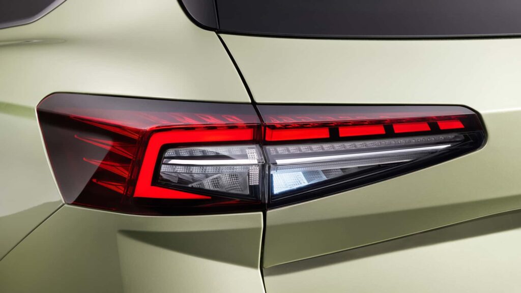 Skoda Superb 32 Nová Škoda Superb: dostupná v karosárskych verziách liftback a combi s motormi TSI a TDI aj vo verzii 4x4