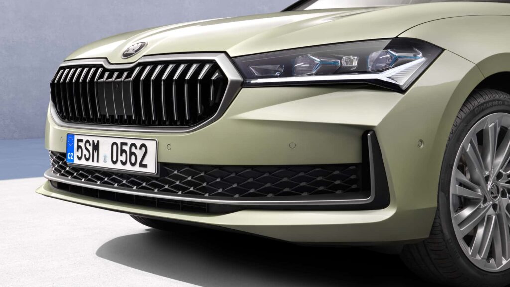 Skoda Superb 40 Nová Škoda Superb: dostupná v karosárskych verziách liftback a combi s motormi TSI a TDI aj vo verzii 4x4