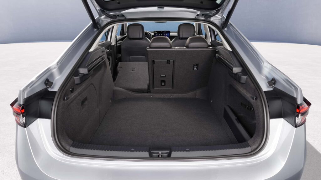 Skoda Superb 70 Nová Škoda Superb: dostupná v karosárskych verziách liftback a combi s motormi TSI a TDI aj vo verzii 4x4