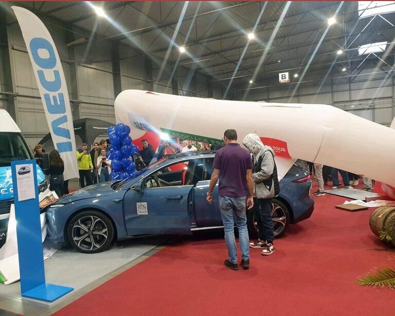 Nehoda na e-Salonu v Praze: mladík sešlápl pedál a rozbil auto za 1,7 milionu!
