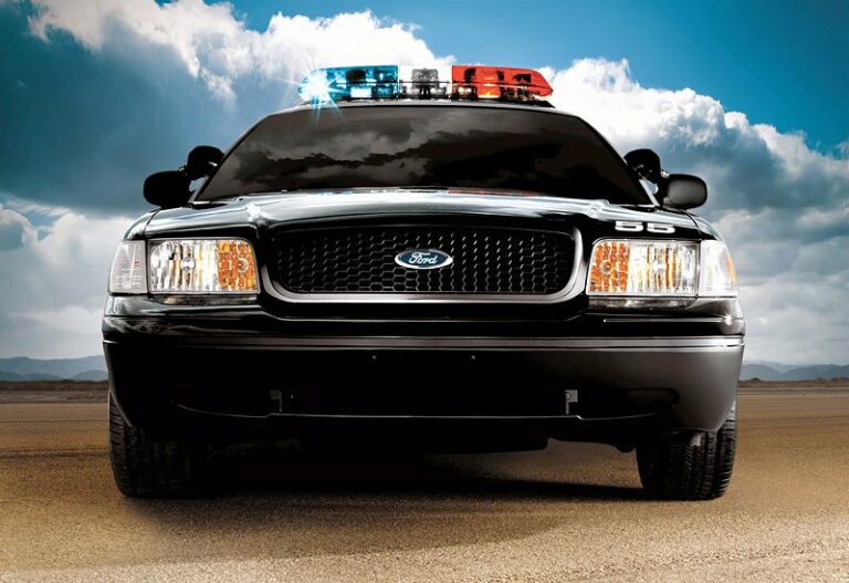 Losangeleští šerifové stále jezdí ve Fordech Crown Victoria. Nakoupili je totiž do zásoby | Auto.cz