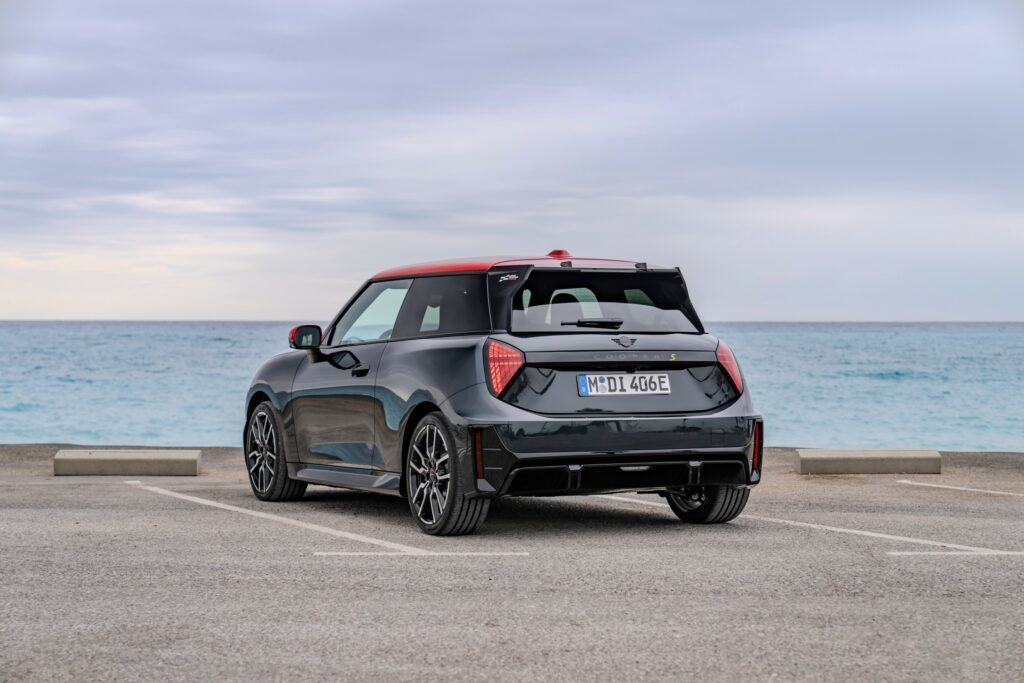 P90533002 lowRes mini cooper se in jo Nové MINI Cooper SE vo výbave JCW: so športovým vzhľadom a plne elektrické