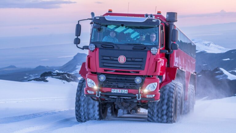 Po Islandu se prohání extrémní autobus Tatra s gigantickými koly a prosklenou luxusní kabinou. U nás by ani nesměl na silnice - Garáž.cz