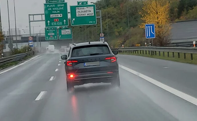 Jak používat mlhovky? Tito řidiči to neumí správně | Auto.cz