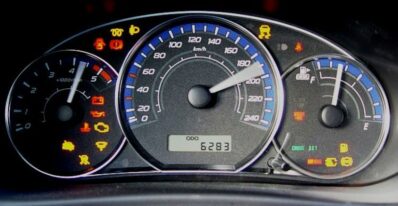 kontrolky v autach V Rusku už majú majitelia niektorých BMW a Mercedesov miesto palubovky vianočné stromčeky. Autá sa im menia na nepojazdné ‘tehly‘..