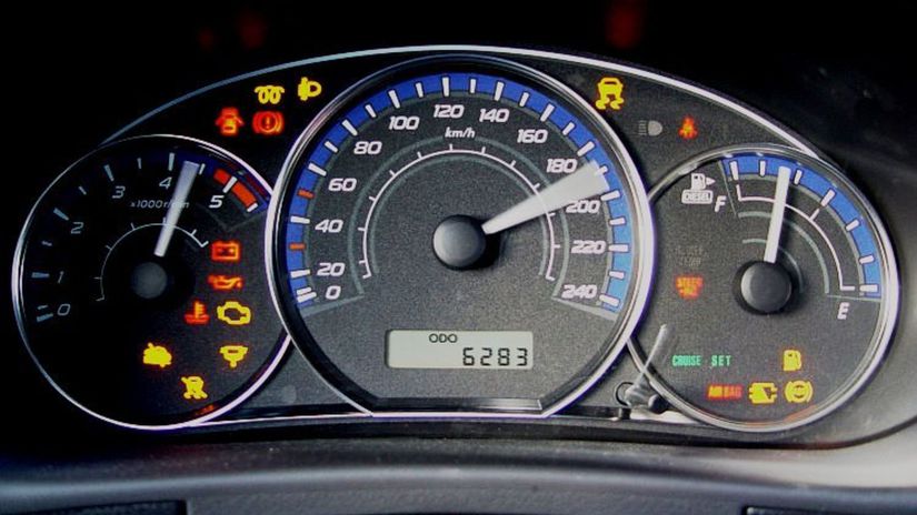 kontrolky v autach V Rusku už majú majitelia niektorých BMW a Mercedesov miesto palubovky vianočné stromčeky. Autá sa im menia na nepojazdné ‘tehly‘..