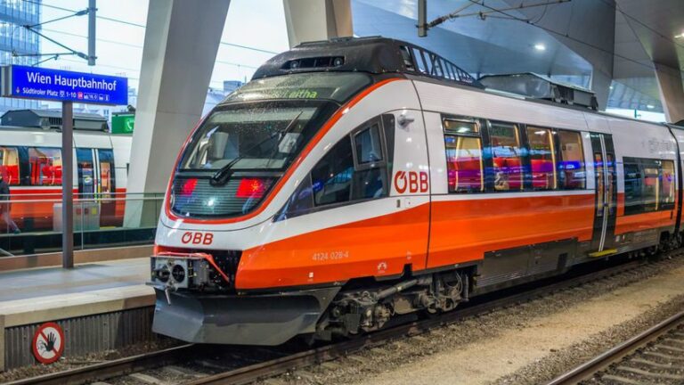 Za vlak do a z Bratislavy zaplatíme cez sviatky dvakrát viac ako za letenky. Je to zvrátené - Doprava - Auto - Pravda
