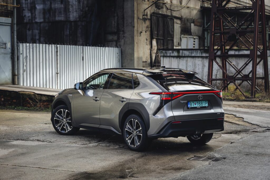 Toyota bZ4X 116 Toyota vylepšila bZ4X. Je pohodlnejšie, praktickejšie a rýchlejšie sa nabije