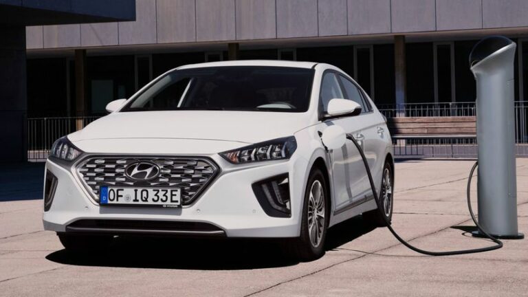 Elektromobily budou mít jen 30 % trhu, věří Akio Tojoda | Auto.cz