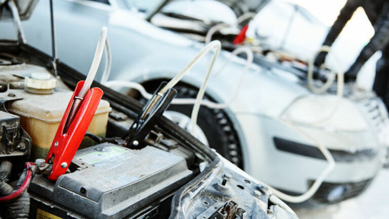 Viete naštartovať vybité auto káblami? Tu je 10 krokov, ako to robiť správne - Poradňa - Auto - Pravda
