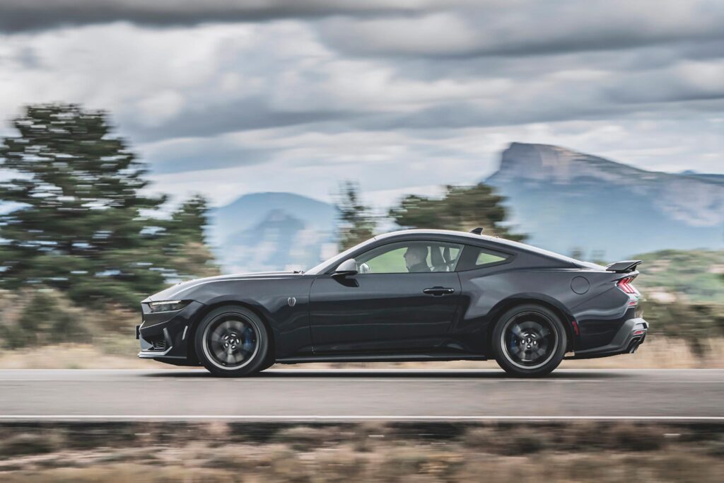 2024 FORD MUSTANG DARK HORSE 09 LOW Nový Ford Mustang: ikona si v Európe zachová V8 s automatom aj manuálom