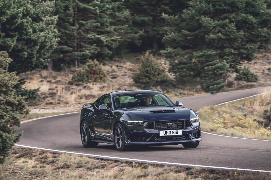 2024 FORD MUSTANG DARK HORSE 10 LOW Nový Ford Mustang: ikona si v Európe zachová V8 s automatom aj manuálom