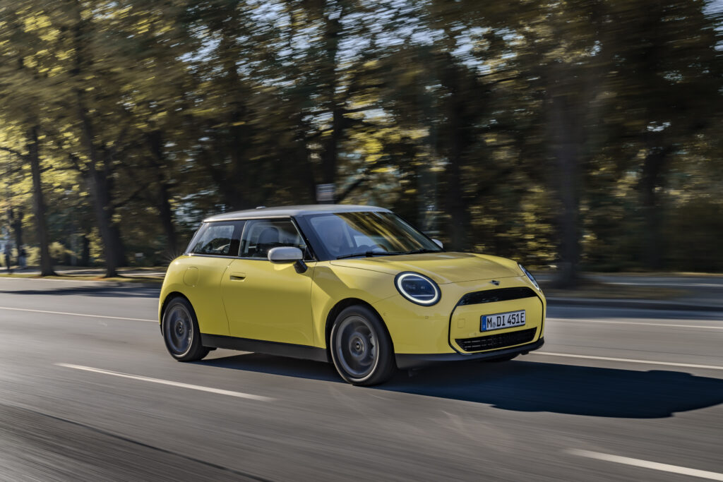 P90537185 highRes mini cooper e 02 202 Nové MINI Cooper E Classic: Elektrizujúci štýl a dynamika
