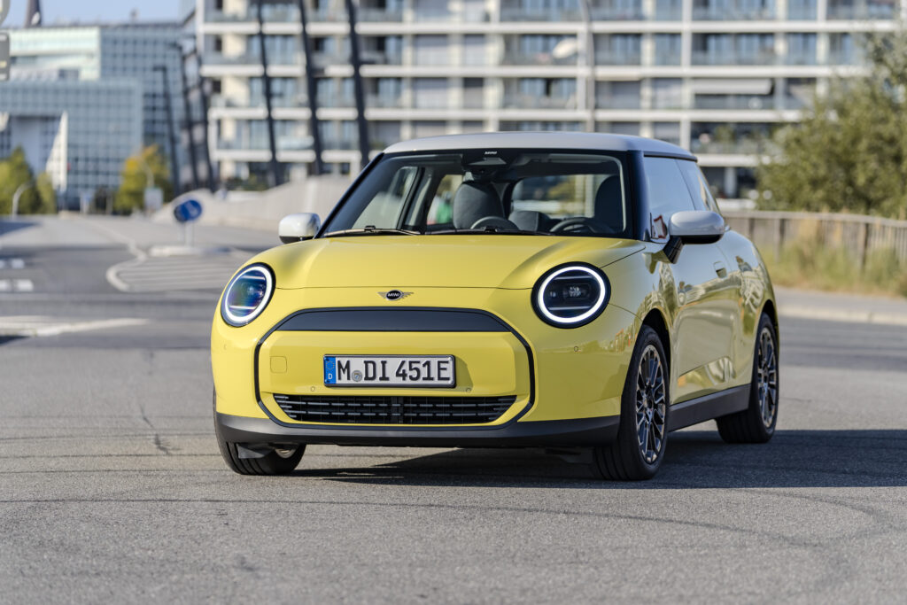 P90537216 highRes mini cooper e 02 202 Nové MINI Cooper E Classic: Elektrizujúci štýl a dynamika