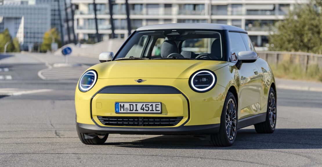 P90537216 highRes mini cooper e 02 202 Nové MINI Cooper E Classic: Elektrizujúci štýl a dynamika