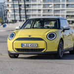 P90537216 highRes mini cooper e 02 202 Nové MINI Cooper E Classic: Elektrizujúci štýl a dynamika