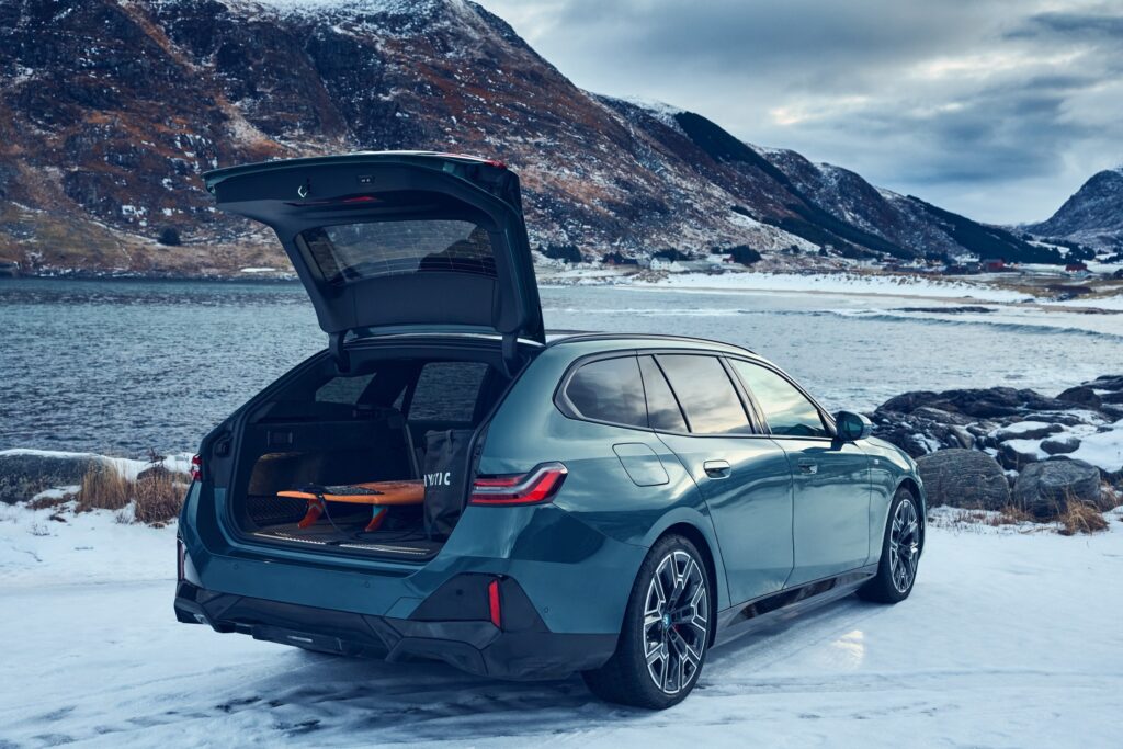 P90537347 lowRes the new bmw i5 edriv Nové BMW radu 5 Touring: Šiesta generácia prichádza so zásadnými inováciami, ktoré ju posúvajú do nových výšok luxusu, efektivity a udržateľnosti.
