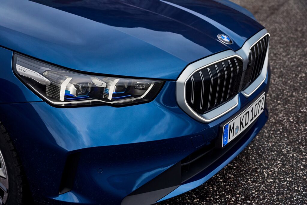 P90537384 lowRes the new bmw 520d xdr Nové BMW radu 5 Touring: Šiesta generácia prichádza so zásadnými inováciami, ktoré ju posúvajú do nových výšok luxusu, efektivity a udržateľnosti.