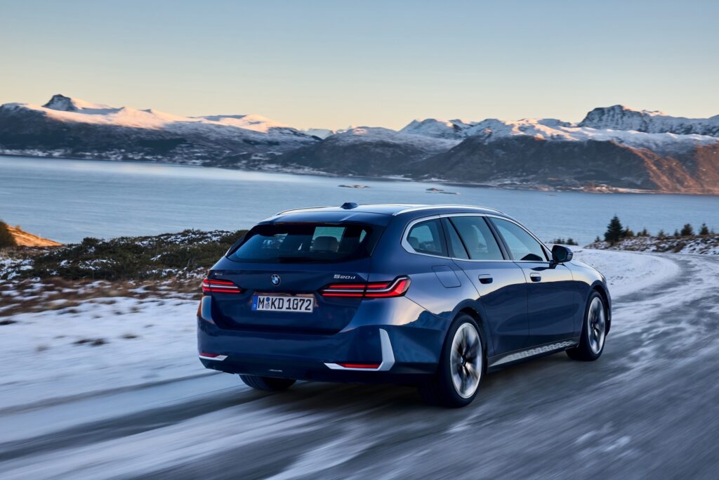 P90537392 lowRes the new bmw 520d xdr Nové BMW radu 5 Touring: Šiesta generácia prichádza so zásadnými inováciami, ktoré ju posúvajú do nových výšok luxusu, efektivity a udržateľnosti.