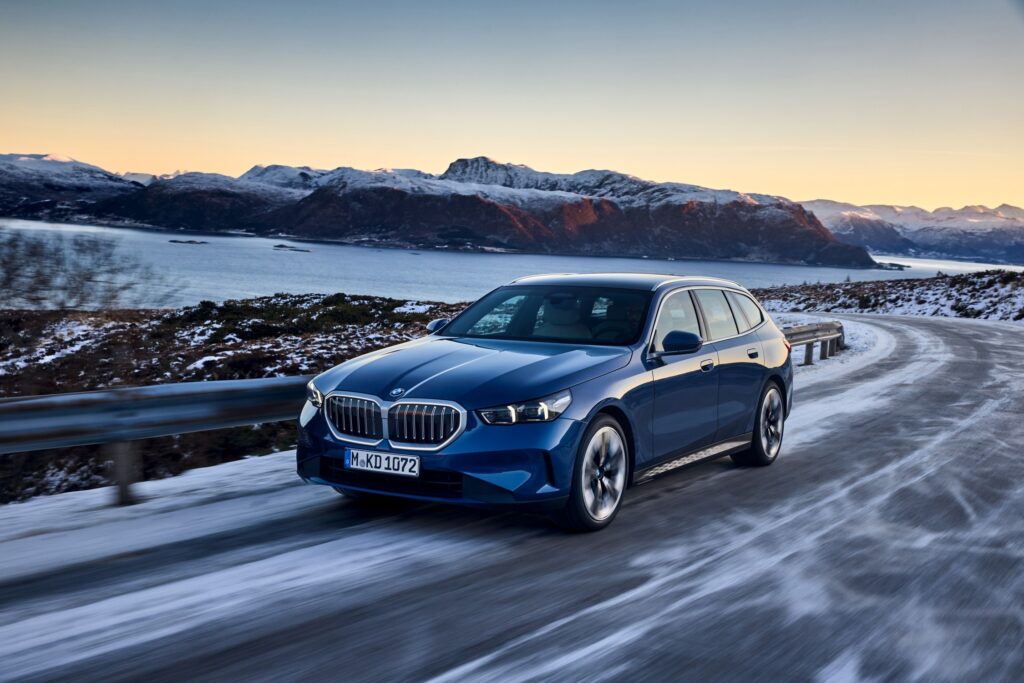 P90537396 lowRes the new bmw 520d xdr Nové BMW radu 5 Touring: Šiesta generácia prichádza so zásadnými inováciami, ktoré ju posúvajú do nových výšok luxusu, efektivity a udržateľnosti.