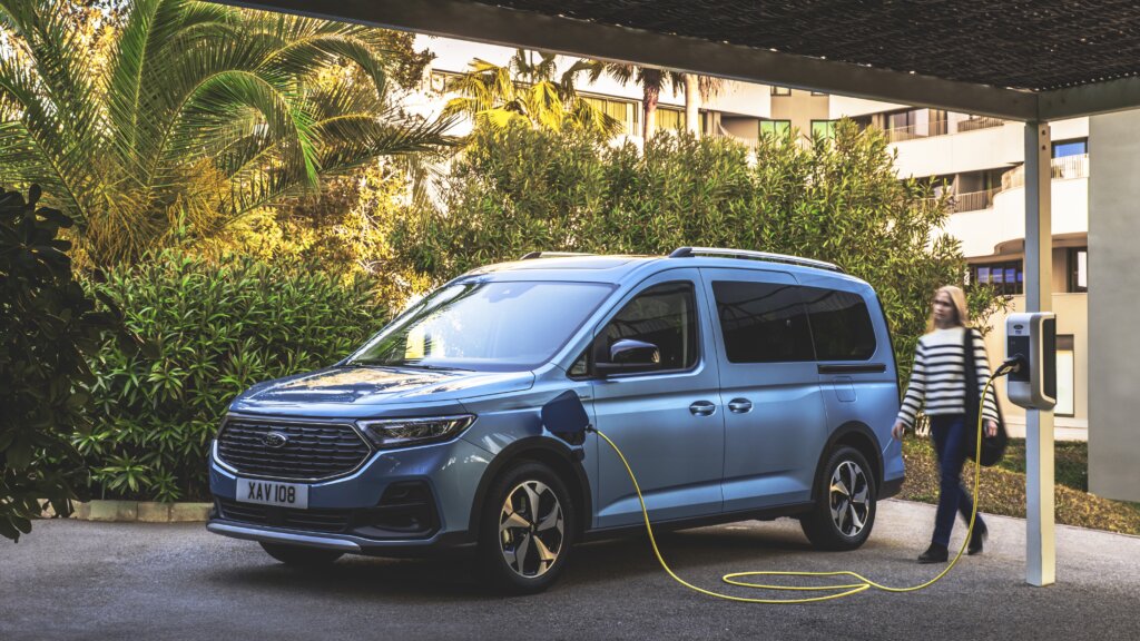 Nový Ford Tourneo Connect PHEV: Elektrifikovaná flexibilita pre sedem cestujúcich