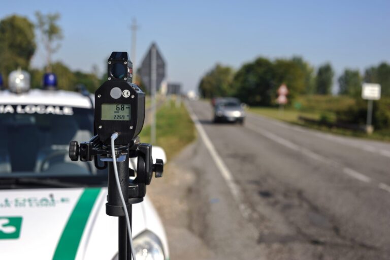 Tvrdý trest u susedov: Zhabanie auta za vysokú rýchlosť