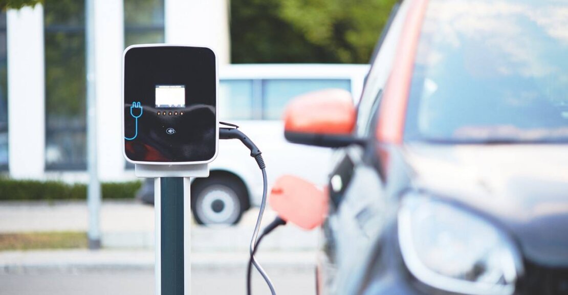 electric car 4381728 1280 1 Keď to nejde dotáciami, treba pritvrdiť. Francúzsko zavádza pokuty za kúpu benzínových áut ako 
