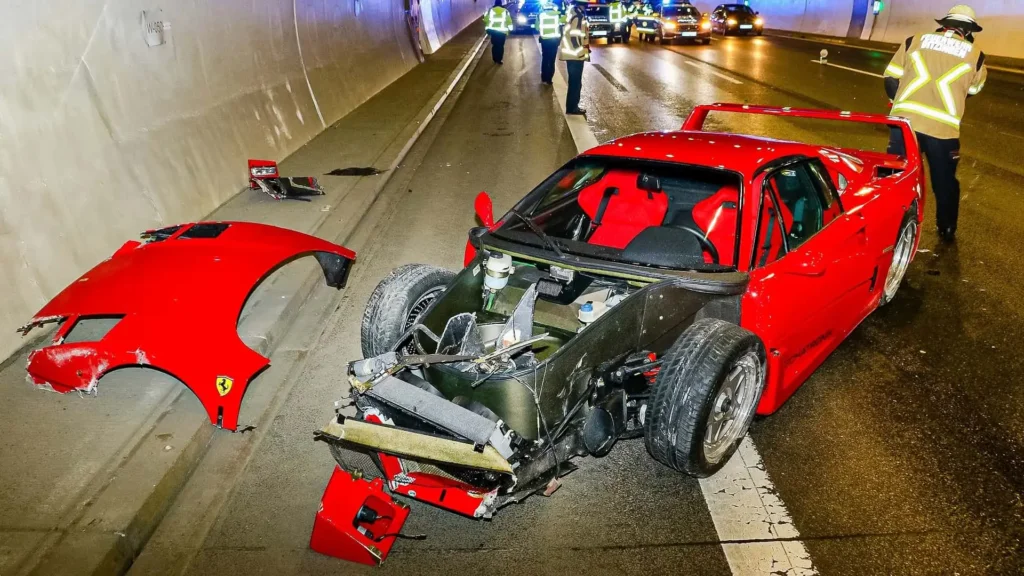 Ferrari F40: Mladý zamestnanec predajne zrušil v tuneli Ferrari F40. Dúfame, že je poistený