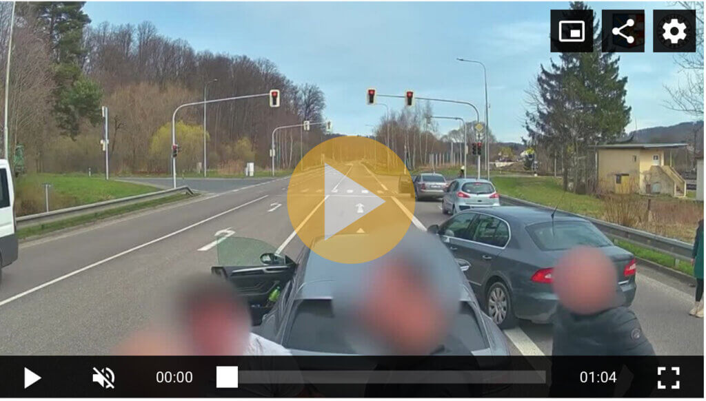 VIDEO: Trojica vodičov sa po dopravnom incidente na ceste dostala do fyzickej potýčky