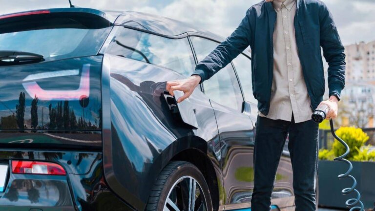 Pri nabíjaní elektromobilu dochádza k stratám, čo stoja peniaze. Koľko ročne preplatíme pri domácom nabíjaní? - AUTOVINY.sk
