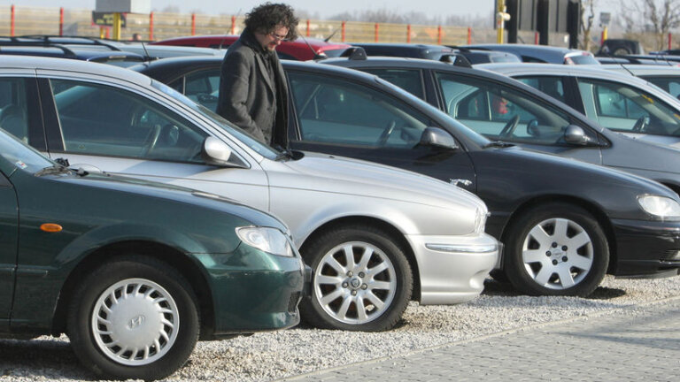 Kúpili ste jazdené auto a bývalý majiteľ vás oklamal? Prišli ste napríklad na stočené kilometre? Tu je návod, ako vymôcť späť peniaze - Ako vybaviť - Užitočná pravda - Pravda