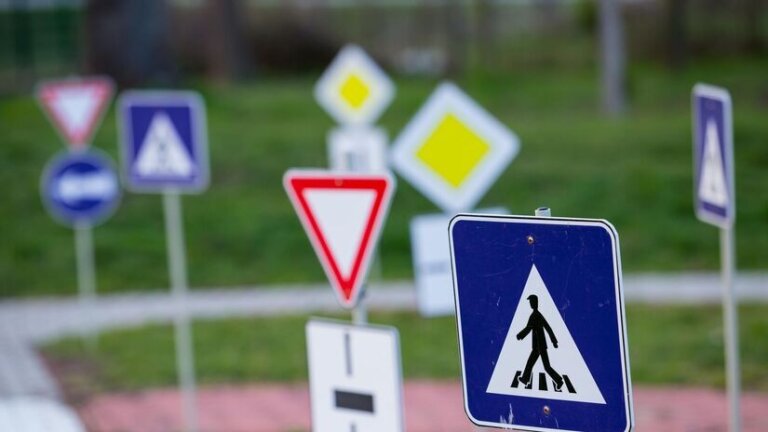 Šialená ulica vo Frankfurte. Na jednom kilometri je 566 dopravných značiek - Magazín - Auto - pravda.sk