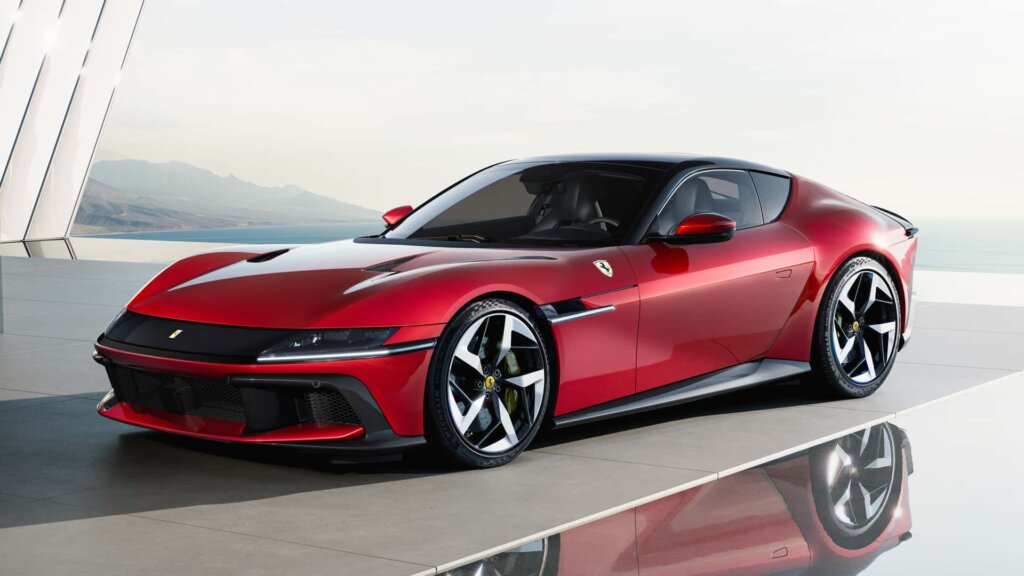 Nové Ferrari 12Cilindri sa vracia k tradičným hodnotám. 819 koní produkuje staromódne, nemá turbo ani elektrinu