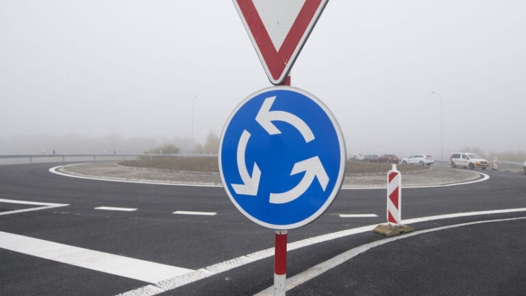 Viete, kto má prednosť pri preraďovaní na ‘kruháči‘? Väčšina motoristov to ani netuší - Poradňa - Auto - Pravda