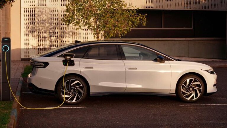 Už aj Volkswagen opúšťa čisto elektrickú stratégiu. Dôvody ani netají - Magazín - Auto - Pravda