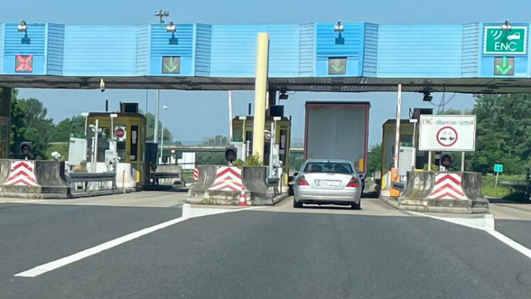 Revolúcia na chorvátskych diaľniciach. Mýtne brány skončia, ale platiť budeme ako nákladiaky - Doprava - Auto - Pravda