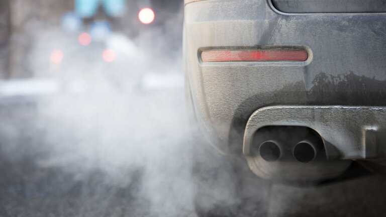 Dym z výfuku: Čo prezrádza jeho farba? Môže naznačovať aj vážny problém - Poradňa - Auto - pravda.sk