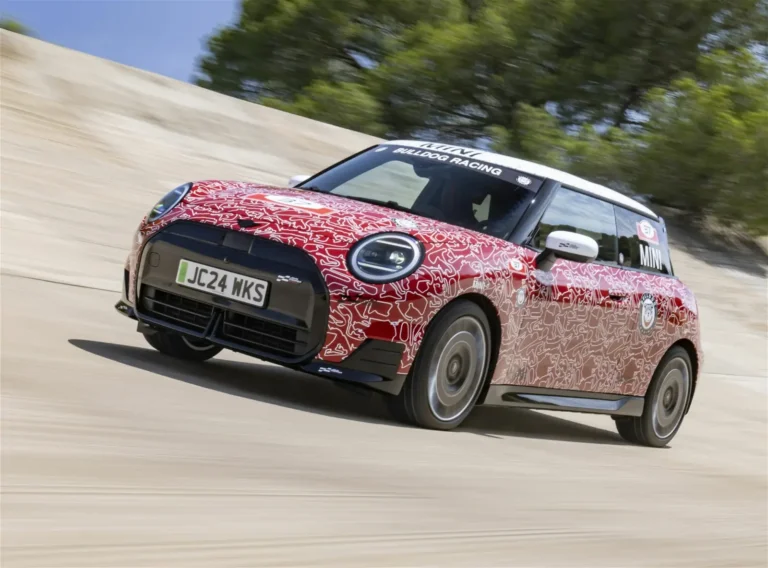 Urážka tradície či logická evolúcia? Toto je prvé ostré elektrické Mini John Cooper Works E - AUTOVINY.sk