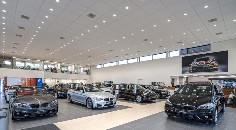 Koľko automobilky zarábajú na každom aute? Aktuálne čísla vás asi postavia z kresla!