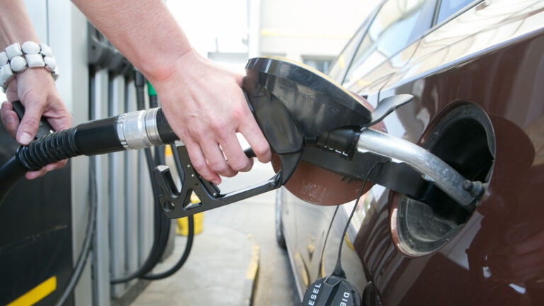 Chystáte sa na dovolenku autom? Pozrite sa, kde sa oplatí tankovať a kde nie - Poradňa - Auto - Pravda