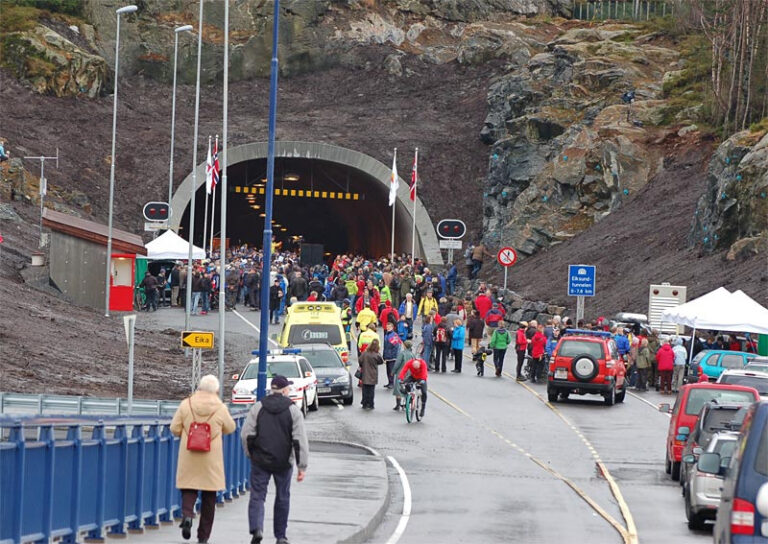 
      Najfascinujúcejšie cesty sveta 12: Eiksund Tunnel
    