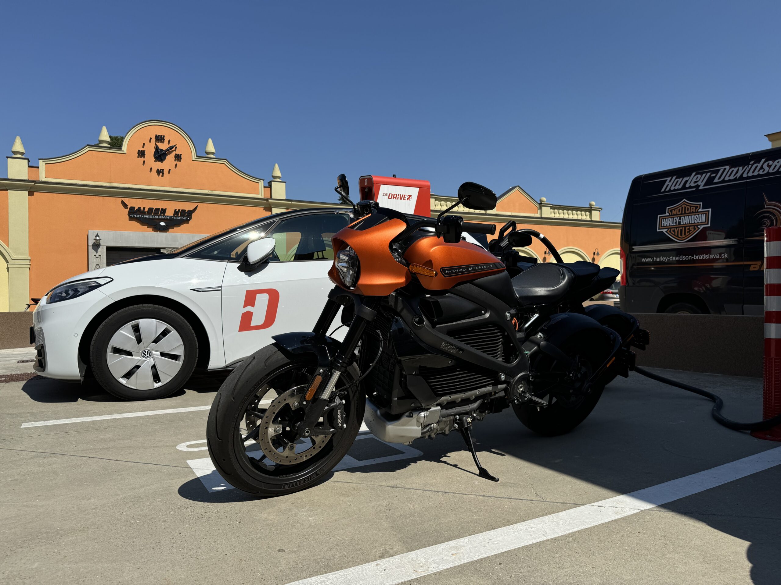 ZSE Drive rozširuje svoju nabíjaciu sieť o možnosť nabíjania elektrických motoriek na kultovom mieste pre motocyklistov