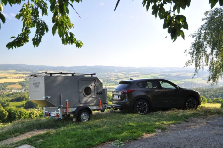 Česi predávajú lacný obytný box, ktorý možno upevniť na prívesný vozík - Magazín - Auto - Pravda