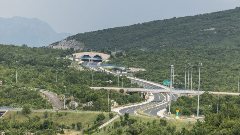 Rodičia zabudli v Chorvátsku dieťa na odpočívadle. Zistili to po stovkách kilometrov  - Magazín - Auto - Pravda