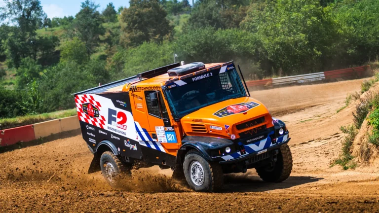 Dakarský kamion a závoďák na vlastní kůži: Jak chutná jízda s dakarskými hvězdami Macíkem a Prokopem - Garáž.cz