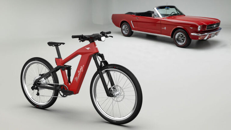 Ford predstavil úplne nové modely Mustang a Bronco. Majú však len dve kolesá - Novinky - Auto - Pravda