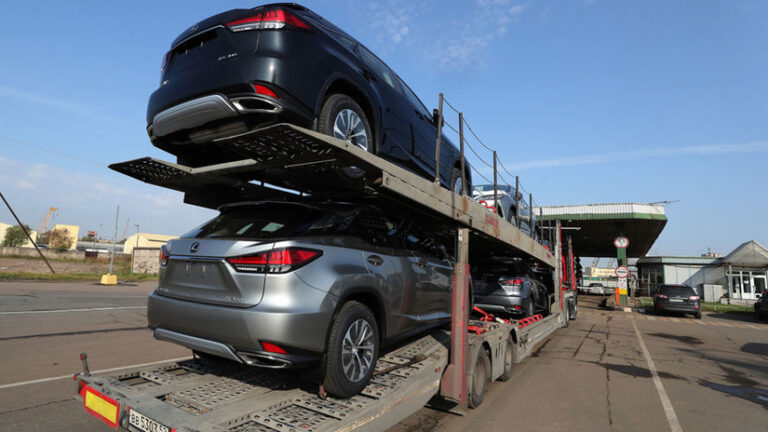 Rusi budú musieť jazdiť na Ladách a Moskvičoch. Prídu o možnosť dovozu áut zo zahraničia - Magazín - Auto - Pravda