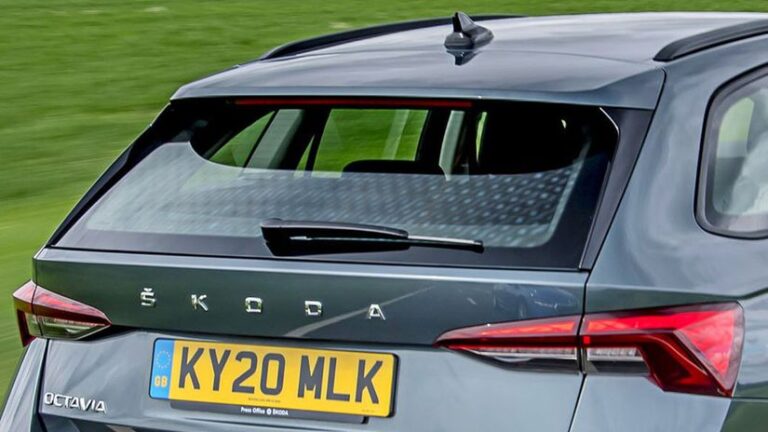 Prečo sa na zadnom skle áut zjavuje čudný vzor? A dá sa to reklamovať? - Poradňa - Auto - Pravda